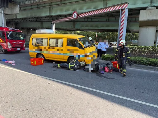 五股驚悚車禍！女騎士遭中華電信工程車撞捲車底　命危搶救中