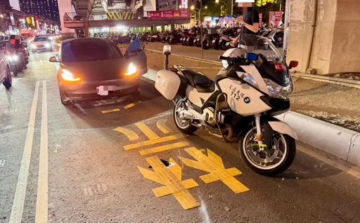 疑未注意車前狀況！開特斯拉追撞執勤警用重機　 車主自嘲：這還要報警嗎？　