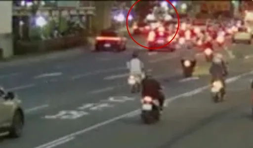 疑未注意車前狀況！開特斯拉追撞執勤警用重機　 車主自嘲：這還要報警嗎？　