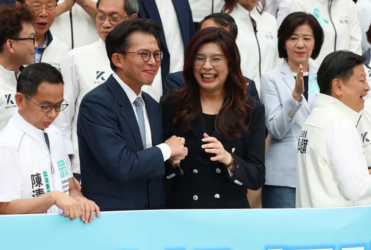 國民黨主席鄭麗文、民眾黨主席黃國昌，現身立法院議場。資料照，中央社