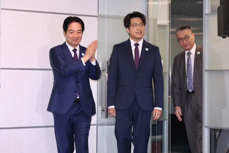 民進黨台北市長提名人沈伯洋（中）。莊宗達攝