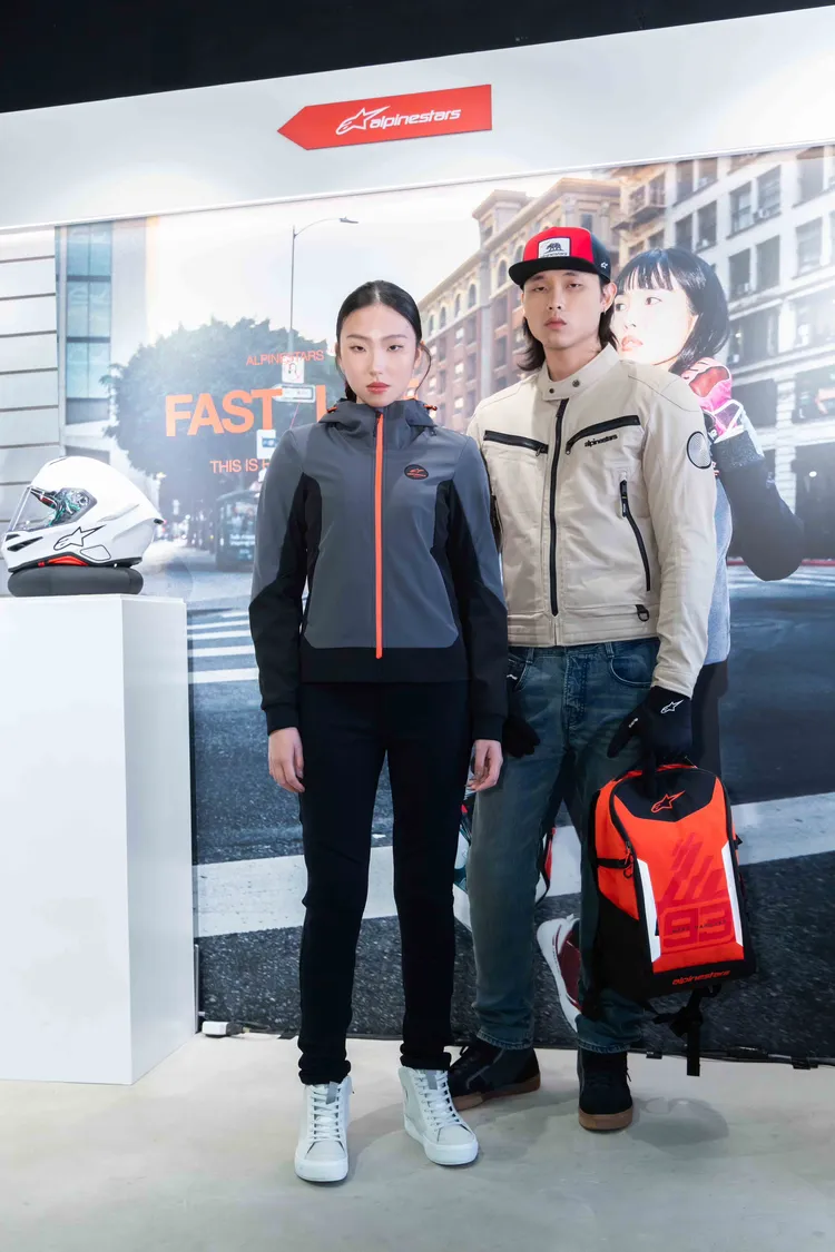 Alpinestars 2026 春夏新品涵蓋賽道防護、街頭機能與都會騎乘風格，透過專業模特兒詮釋B0RUISER JACK 與STELLA RADIUM TECH HOODIE 的速度感與生活態度。業者提供