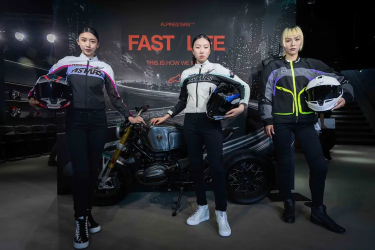 Alpinestars 2026 春夏新品走秀現場，由重機轟鳴的聲音，正式為走秀拉開序幕。模特兒身著專為女性騎士設計的「Stella」系列單品，展現兼具防護機能與俐落線條的甜酷風格。業者提供