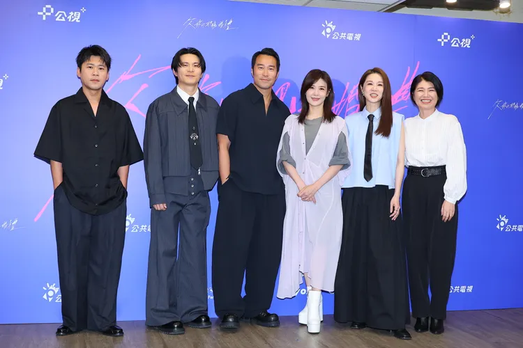 黃迪揚（左起）、姚淳耀、張孝全、蘇慧倫、謝盈萱、嚴藝文為戲宣傳。攝影中心攝