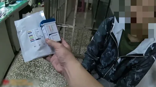 變換車道未打方向燈遭盤查！趁機丟棄這包東西  鼓山眼尖警一看又是她
