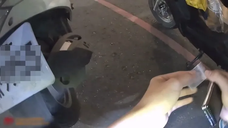 陳女趁隙丟棄愷他命1包，當場遭員警識破。翻攝畫面