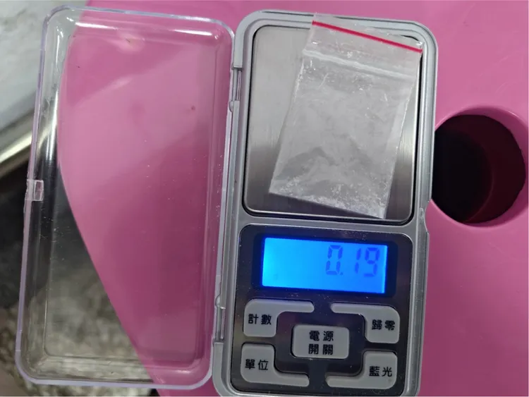 陳女趁隙丟棄愷他命1包，當場遭員警識破。翻攝畫面