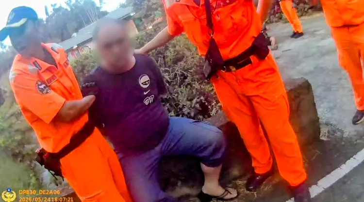 2失聯移工看海巡人員就跑，遭到圍捕。翻攝畫面