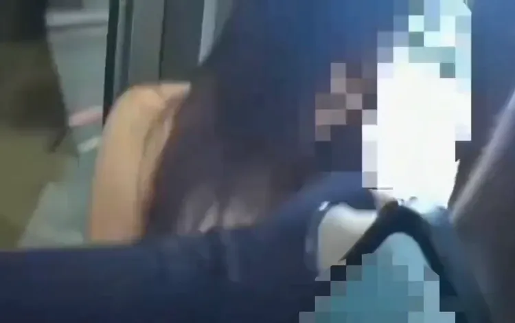 呂女攻擊員警還出言不遜，遭壓制上銬。翻攝畫面