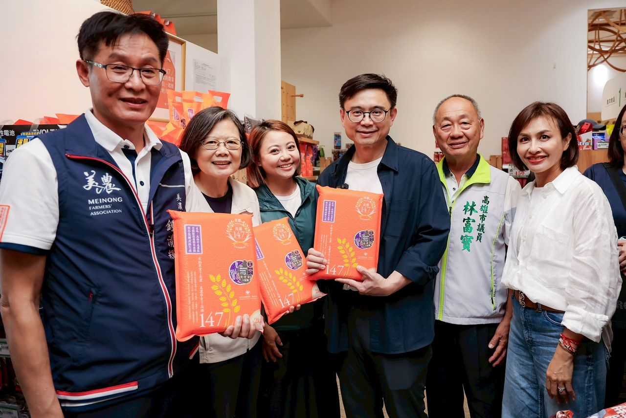 小英再訪高雄!賴瑞隆、邱議瑩帶路體驗美濃食農教育品嘗山茶