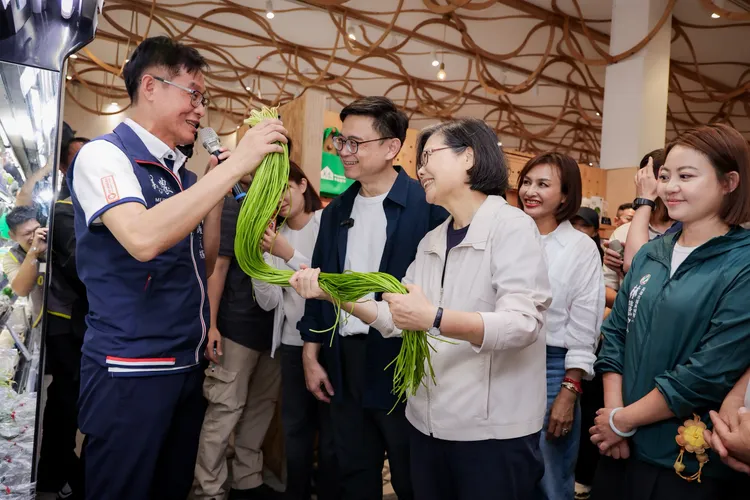 美濃農會總幹事鍾清輝向蔡前總統介紹水蓮。翻攝畫面