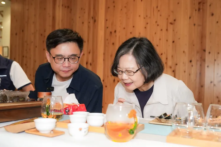 賴瑞隆向蔡英文介紹，六龜山茶是高雄從災後重建走向地方創生的縮影。翻攝畫面