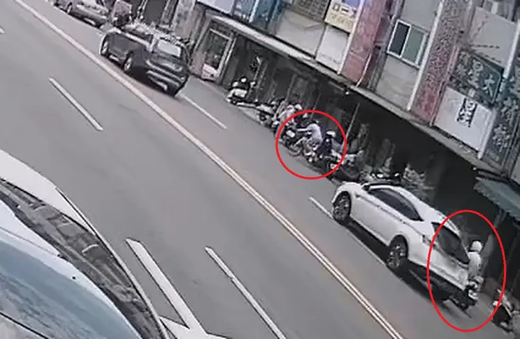陳姓女童騎單車從路邊起步（中紅圈），與胡姓男子（右下紅圈）的機車發生碰撞。民眾提供