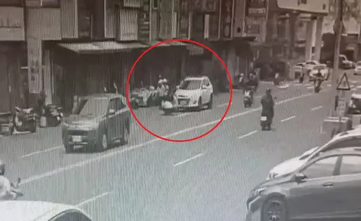 台中死亡車禍！機車撞單車再遭轎車輾過　騎士受困車底慘死