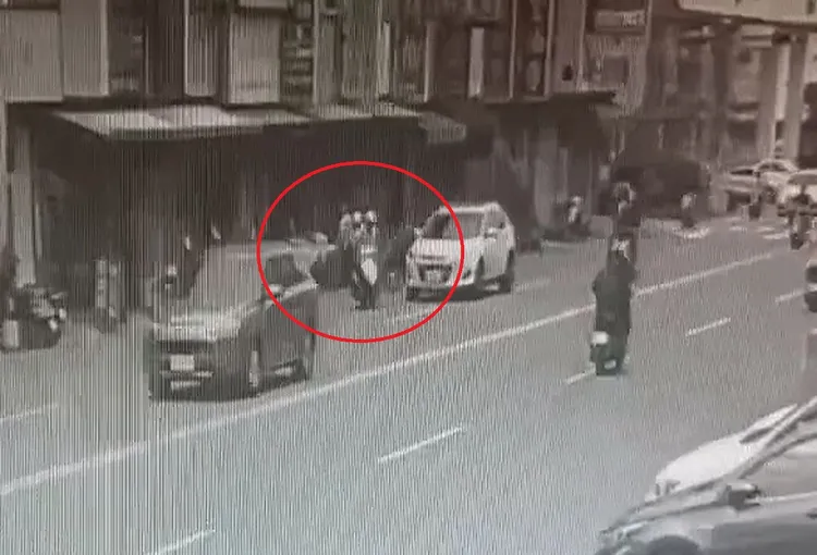 胡男機車偏離原行駛路線，遭左後方轎車輾過，整個人壓在車底送醫不治。民眾提供