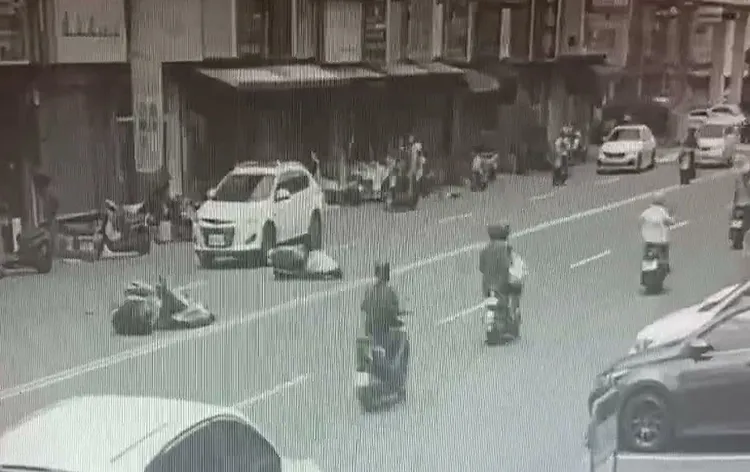 胡男機車倒地後，與後方湯姓騎士發生碰撞。民眾提供