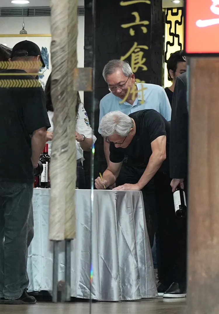 輝達執行長黃仁勳替賓客簽名。彭欣偉攝