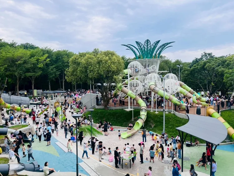 鰲峰山公園「谷溜遊戲場」啟用後成為熱門親子景點。市府提供