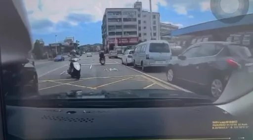 搶快「鬼切」左轉！基隆女騎士逆撞轎車亡　奪命瞬間曝光