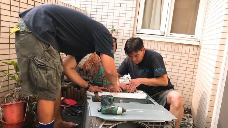 冷氣機體在經歷下雨、潮濕的環境，內部容易積垢與滋生黴菌，易引發小孩甚至是成年人的長期過敏或呼吸道疾病。