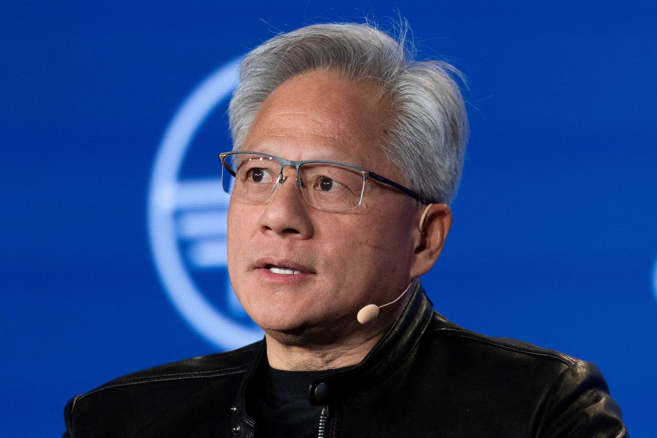 黃仁勳遭刻意排擠?內幕曝光!川普看報才急邀他飛北京