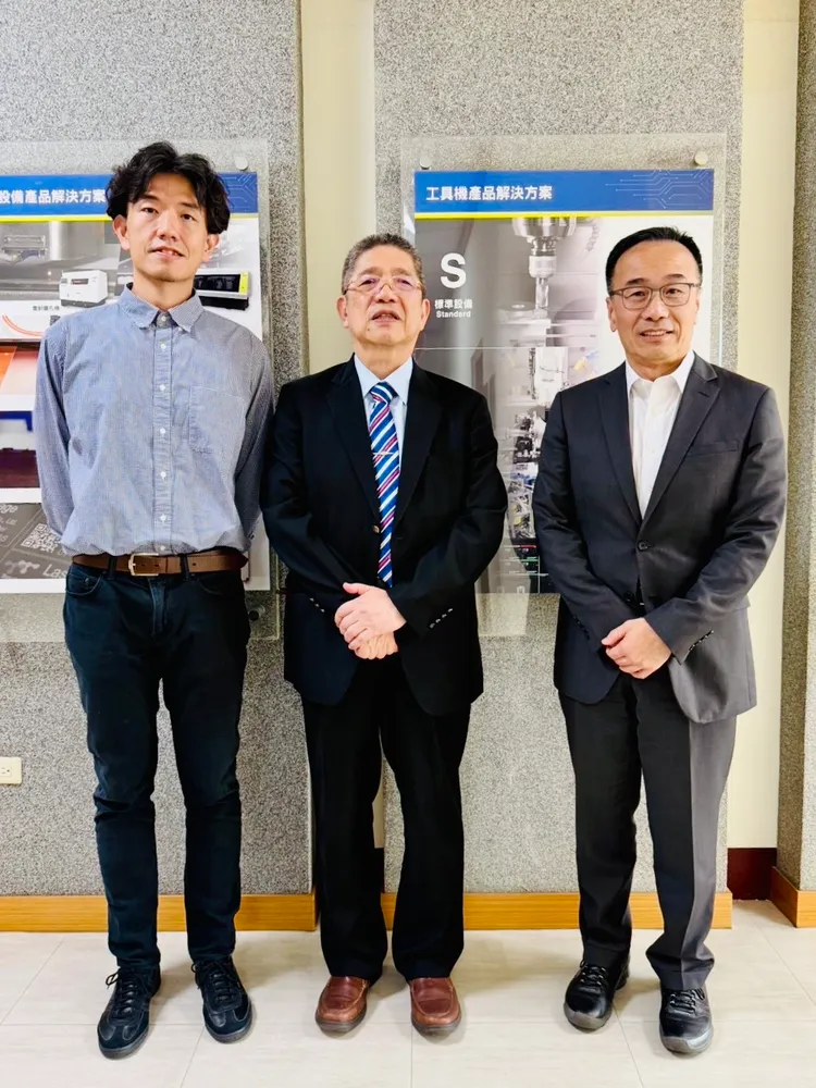 東台集團深化專業經理人布局，旗下亞太菁英啟動接班共治，亞太菁英范炘接任董事長，原副總經理張致瑋升任總經理。圖左至右為：張致瑋總經理、東台精機嚴瑞雄董事長與范炘董事長。公司提供