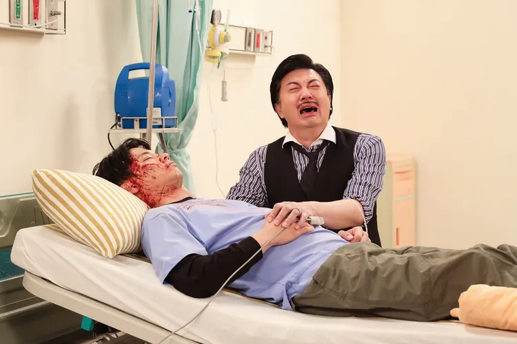 羅子惟（左）受重傷，飾演父親的吳皓昇痛哭失聲。民視提供