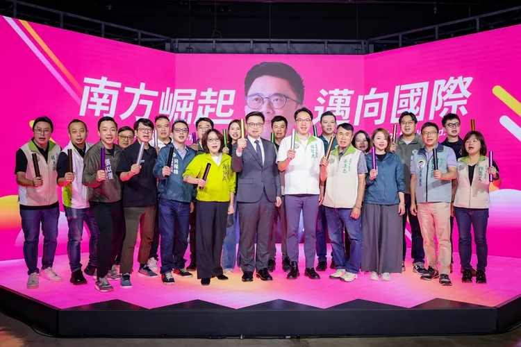 高雄市議長康裕與多位現任議員、市議員參選人與賴瑞隆拿起「接力棒」齊喊口號。翻攝畫面