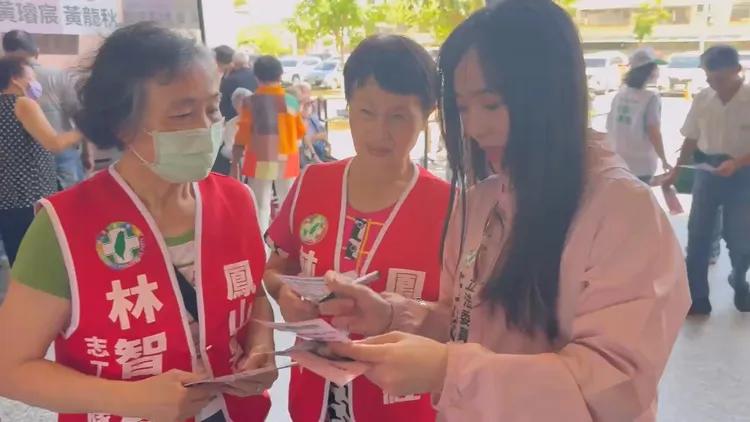 立委黃捷巡視各地票所，向各區黨員致意。翻攝畫面