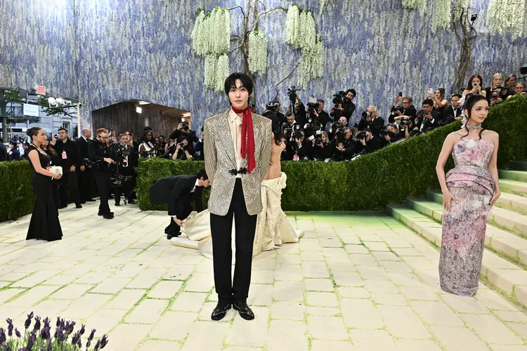 安孝燮身著Valentino化身貴公子。美聯社