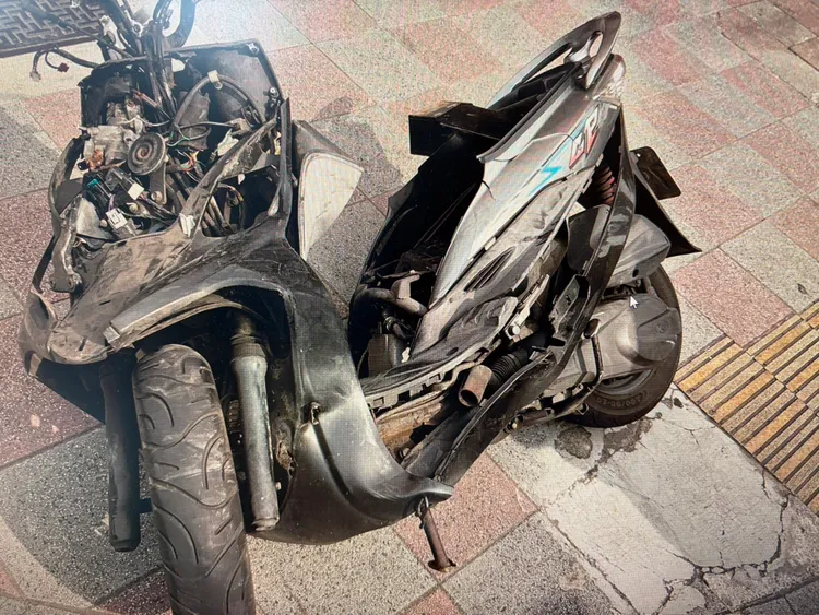 許男機車受損嚴重，可見當時撞擊力相當之猛，沒想到就快到公司卻遇上死劫。翻攝畫面