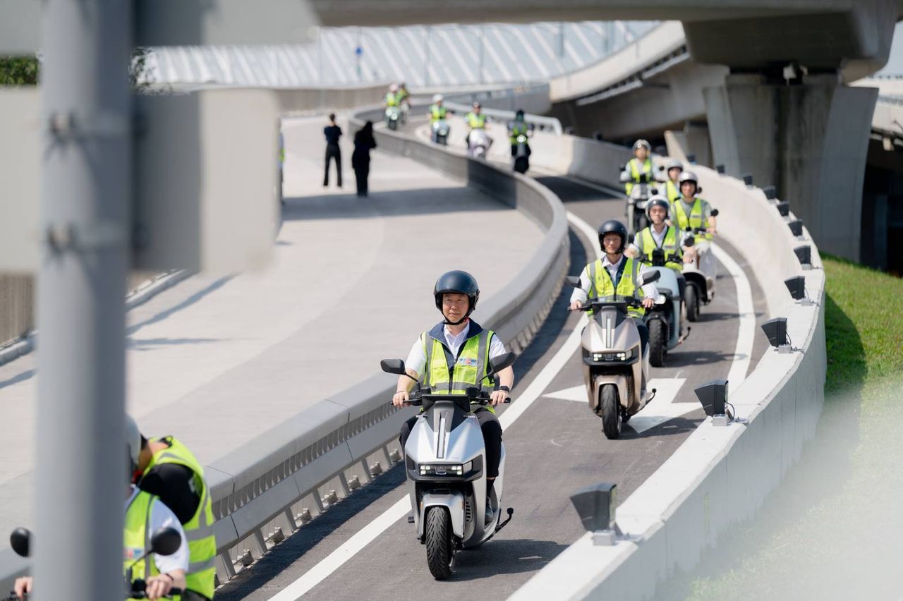 淡江大橋通車了!陳世凱騎機車專用道開箱 最新路況曝