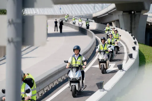 淡江大橋通車了！陳世凱騎機車專用道開箱　最新路況曝