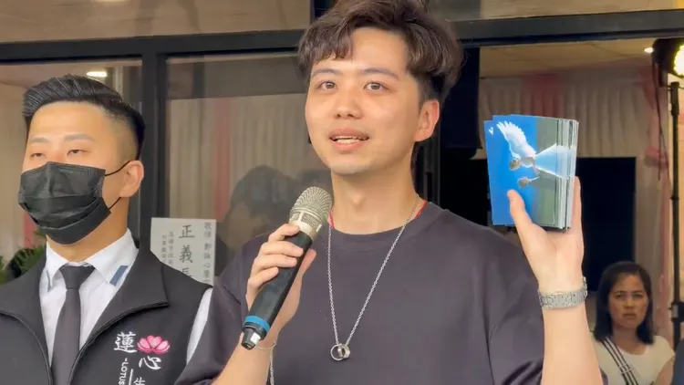 龍姓未婚夫印製小卡片送給到場弔唁的親友。民眾提供