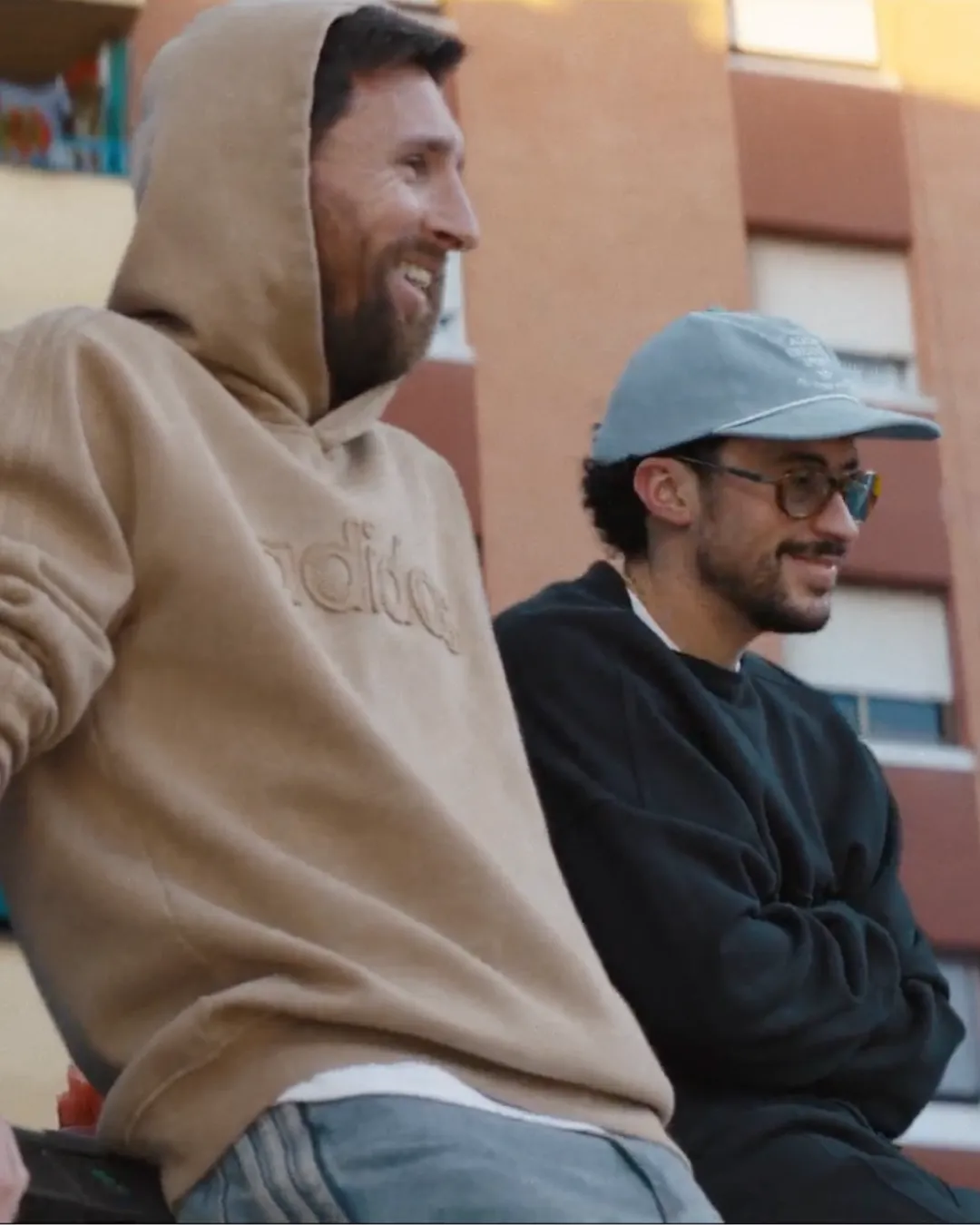 梅西（左）與Bad Bunny（右）跨界同框。品牌提供