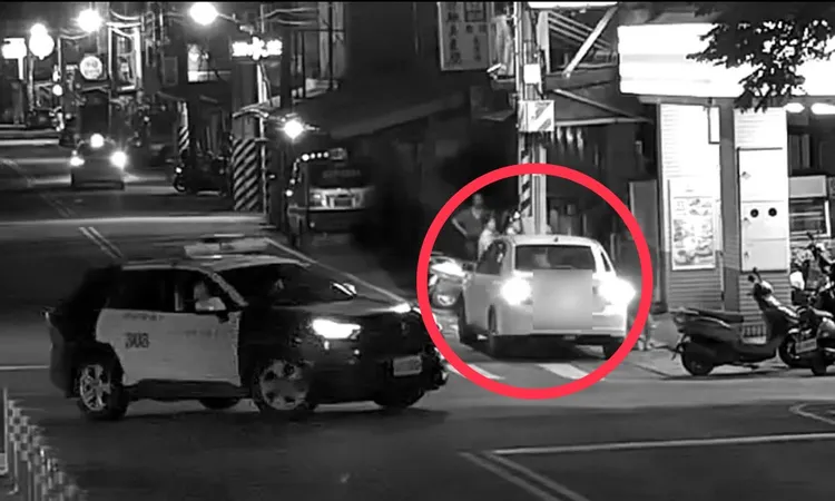 警攔查一輛形跡可疑的白色汽車。警方提供
