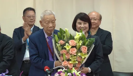 創意股東會｜張忠謀老戰友退休！曾繁城接過捧花卸23年董座　由她接任