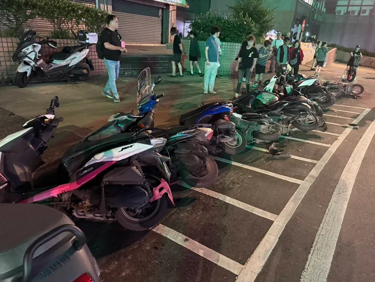 路邊11輛機車遭魏男毒駕撞倒。翻攝照片