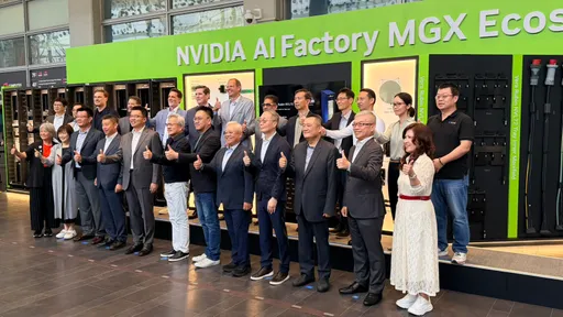 供應鏈夥伴來了！黃仁勳手捧AI超級電腦模型　第三度喊「大家變有錢了」