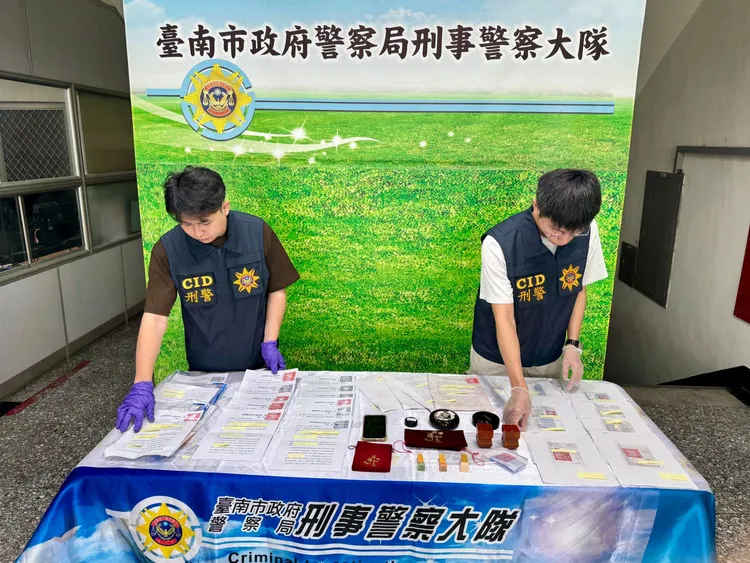 陳姓主嫌偽刻地檢署、地方法院、銀行等機關印文。翻攝畫面