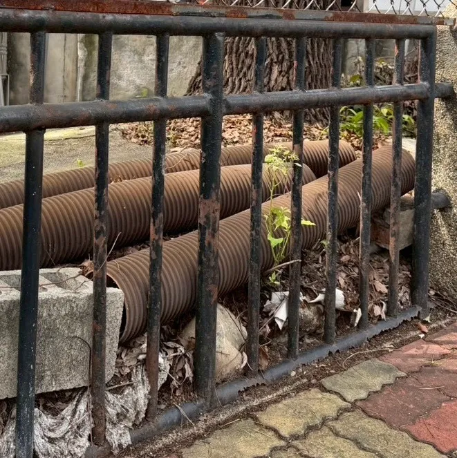 公園器材、硬體經長時間日曬雨淋，有的早已鏽蝕。陳淑華提供