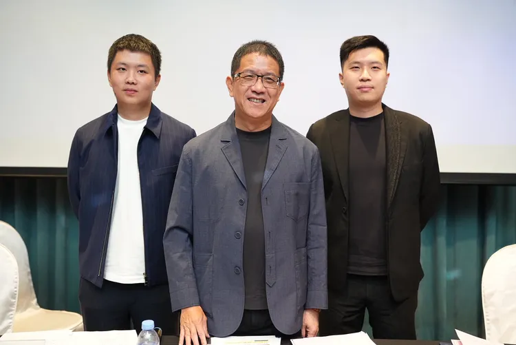 太普高董事長呂金發(中)，兩位兒子老大呂維哲(右)將負責日本不動產投資部分，老二呂品學(左)負責印刷。葉家銘攝