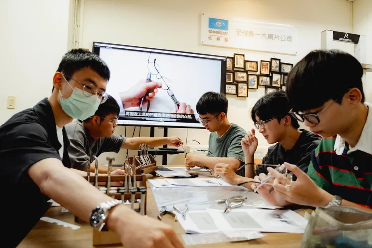 台灣區總經理高村先協助亞洲大學視光系學生教學。業者提供