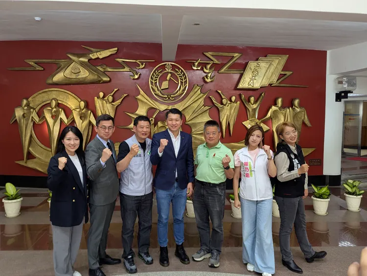 新北市議會民進黨團總質詢也關心大巨蛋選址，侯友宜表示預計年中完成，體育局長洪玉玲指出，目前已舉辦8場專家學者座談會，同步蒐集地方意見。。黨團提供