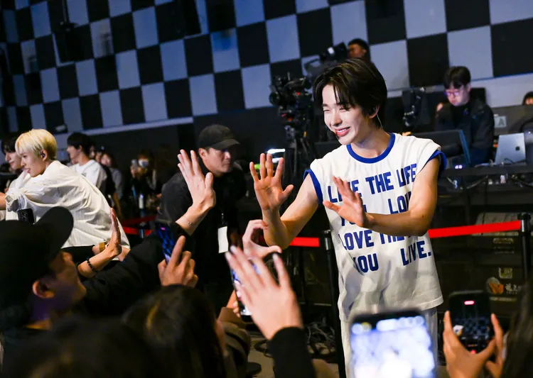 NEXZ唱到一半走下台，TOMOYA與粉絲擊掌。藝尚提供