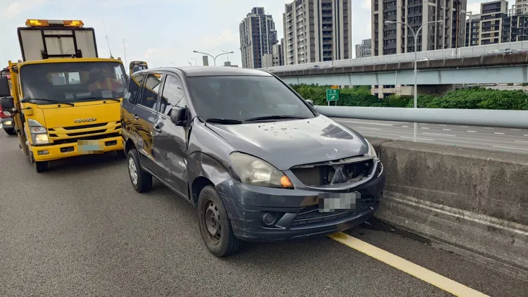 另部小客車遭到波及。翻攝畫面
