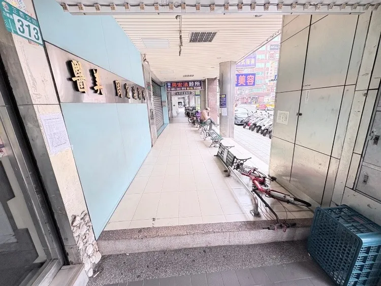 新北市政府自99年推動騎樓整平計畫，至今已完成149餘公里，將逐步檢討持續推動。圖為三重區正義北路309至313號騎樓鋪面更新及高低落差改善前。工務局提供