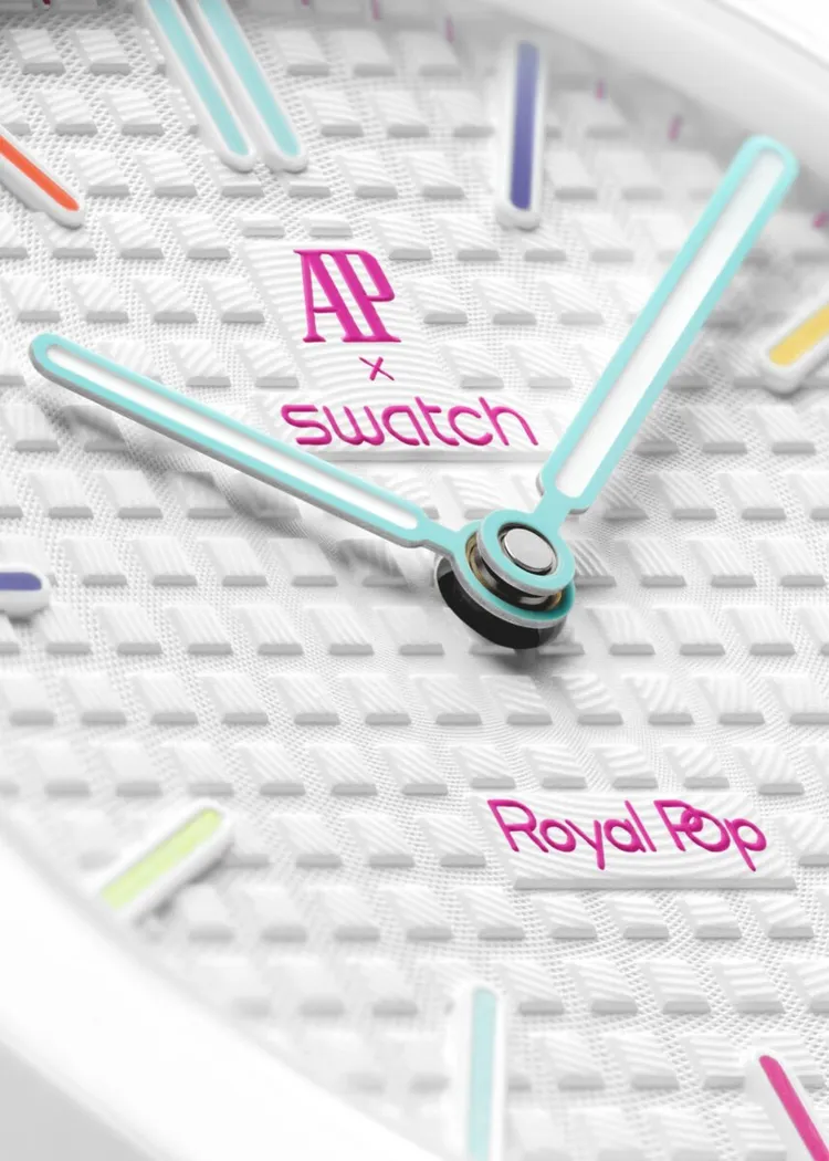SWATCH X AP Royal Pop懷錶細節。品牌提供