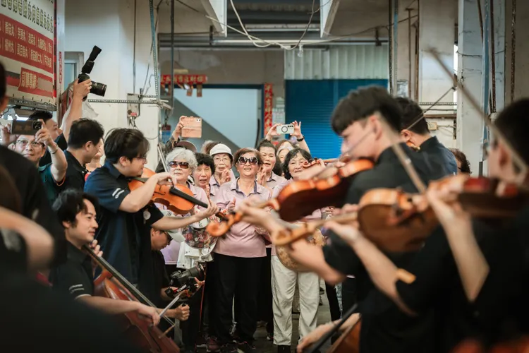 灣聲樂團前往南州市場進行快閃演出。聯發科提供