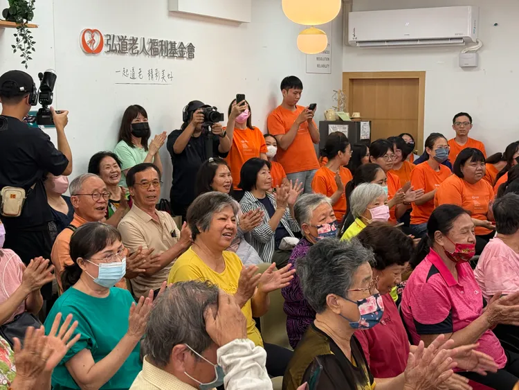 此次灣聲演奏多首台灣經典歌曲，讓長者樂開懷。呂承哲攝